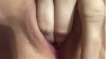 pieds me branle je College girls and boys fuck in dorm room sex party