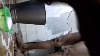 2016 bathing spycamera myanmar Des ejaculations en bis